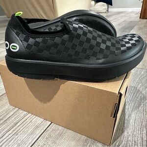 OOFOS OOMG EEZEE LTD women’s Black Checkered Slip-Ons